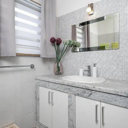 Amazing In With Jacuzzi Holiday home *