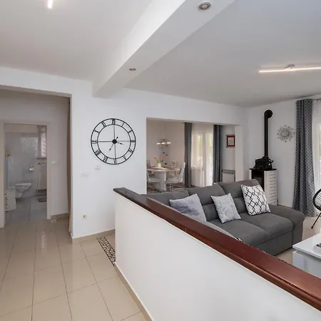 Amazing In With Jacuzzi Holiday home